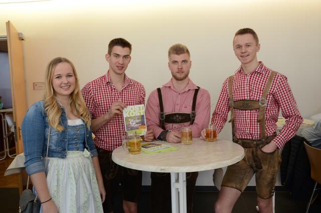 Die Landjugendgruppe von Wendling war ebenfalls mit von der Partie bei der Mostkost in Taufkirchen an der Trattnach.