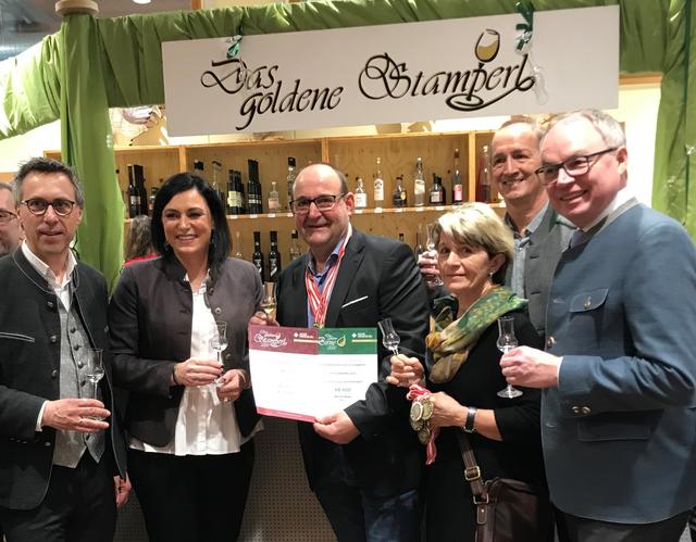 Elisabeth Köstinger, Bundesministerin für Landwirtschaft, Regionen und Tourismus, (2.v.l.), Kurt und Elisabeth Schölnberger (3. und 4. v.l.).