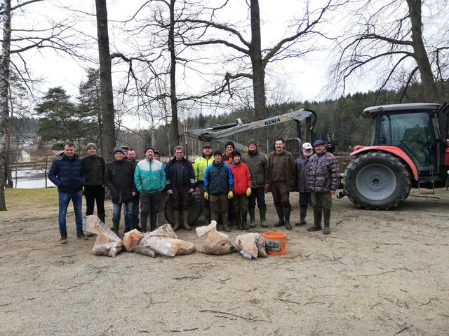 Bei der Frühjahrsputzaktion am Herrensee wurde das Ufer von Unrat befreit.