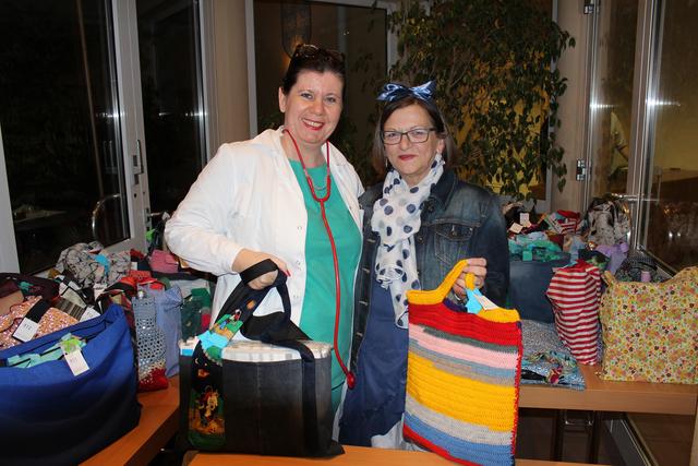 Die Damen vom Kantinenteam haben insgesamt 80 Taschen für den Jux-Basar in Handarbeit produziert!