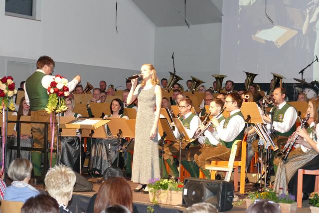 Musicaldarstellerin Birgit Scheibenreif begleitet von der Marktmusikkapelle Vorau