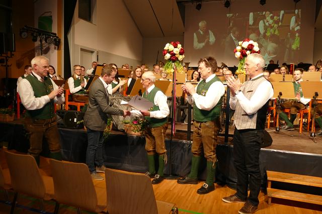 Anton Holzer (M.), einer der fleißigsten Musiker der Marktmusikkapelle Vorau mit Obmann Alois Rechberger, Gernot Koller, Kapellmeister Josef Heuchler und Bgm. Patriz Rechberger (v.l.n.r.)
