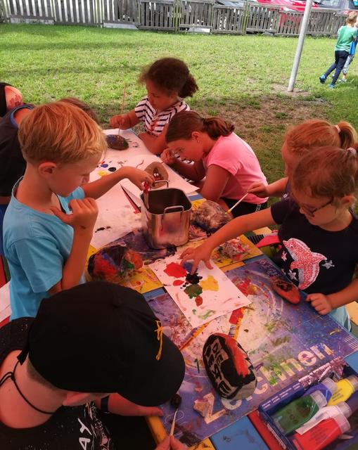 Der Verein komm!unity organisiert ein Kinderbetreuungsabgebot im Sommer.