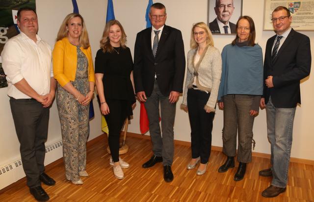 Die „neuen“ im Gemeinderat:
DI Dr. Christoph Resch, Marlene Waxenegger, Rosa Raab, Mag. Anna Andre-Mrazek, Dr. Gudrun Totschnig, Hans-Jürgen Mader