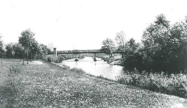 Die Pielach in Hofstetten-Grünau im Pielachpark, früher Badewiese genannt, dahinter die alte Pielachbrücke 1939.