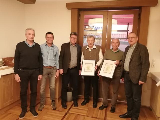 Friedrich Spörr (3.v.r.) wurde zum neuen Ehrenobmann und Franz Tscheikner (2.v.r.) zum Ehrenmitglied ernannt. Die Urkunden übergaben Bgm. Josef Hautz, Landes-GF Manfred Putz und und Landesobmann Clemens Enthofer – mit im Bild ist auch Obmann Johann Riedl