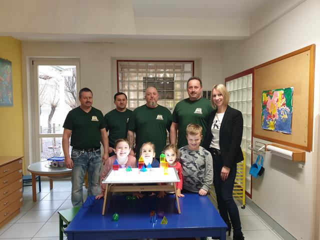 Der Offroadclub Oberwart schenkte den Kindergartenkindern einen Leuchttisch.