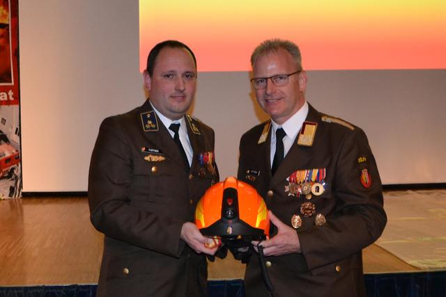 Michael Hutterer (r.) übergibt an Markus Furtner.