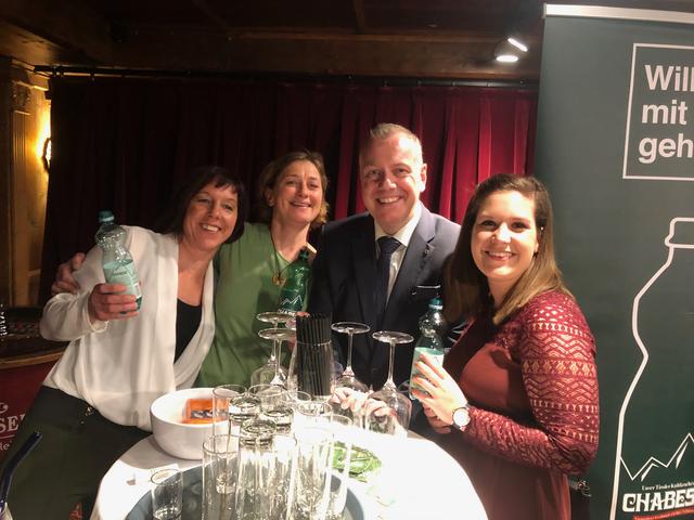 Marketing-Manager Stefan Schertler mit Michaela, Iris und  Lisa vom Chabeso-Team. | Foto: Hofmann