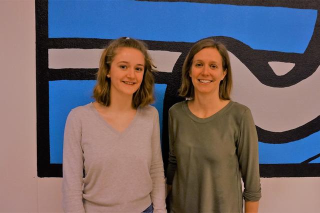 Die Gewinnerin Hanna Mayr mit ihrer Italienisch-Professorin Simone Gergelyfi.