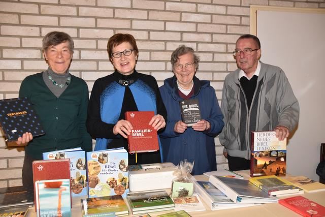 Bei der Ausstellungseröffnung: Walpurga Lagler, Renate Heller, Elisabeth Stipsits, Pfarrer Karl Hirtenfelder (von links).