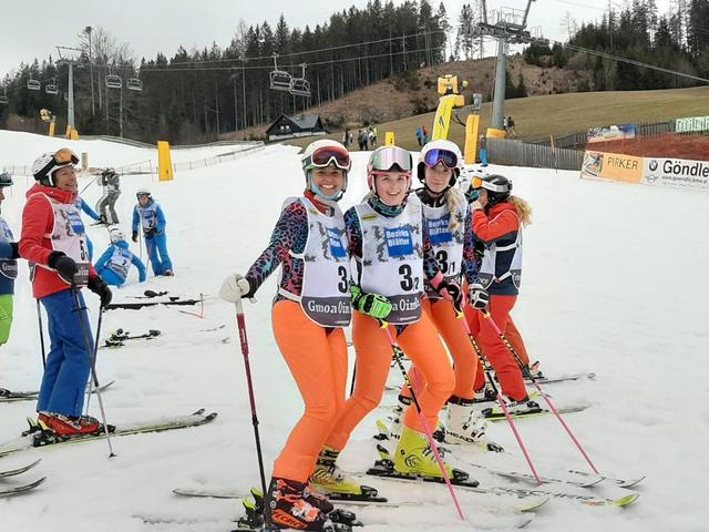 Nicole Haginger, Flora Haginger und Linda Wonder von Schi Tullnerfeld erreichten beim Gmoi Oim Race in Mitterbach in der Damenklasse den ersten Platz.