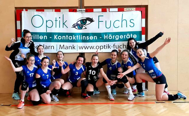 Die jungen Volleyballerinnen aus Mank rund um ihre Trainerinnen Julia Schwarz (l.) und Andrea Lunzer (3.v.l.) haben allen Grund zum Jubeln.