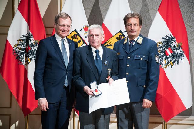 Landeshauptmann Thomas Stelzer, der ausgezeichnete Helmut Henninger und Wasserrettung-Landesleiter Gerald Berger (v.l.).