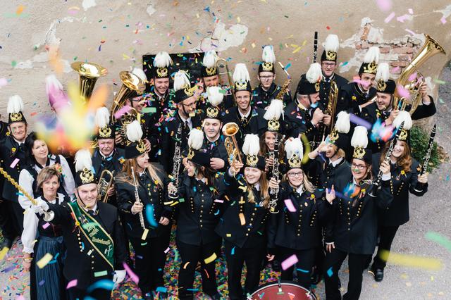 Lustig geht's bei der Bergknappenkapelle zu – die Musiker brauchen einen neuen Kapellmeister, damit es weitergeht.