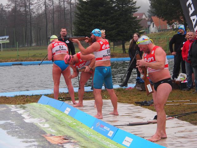Schießen gehörte zur "Winter-Swim-Biathlon" Weltmeisterschaft dazu.