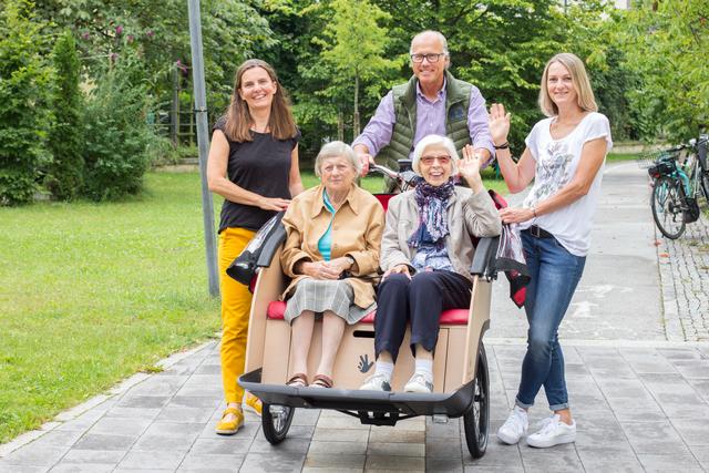 Freiwilligenarbeit im Diakoniewerk ist vielfältig, hier wird etwa eine gemeinsame Ausfahrt mit der Rikscha unternommen.
