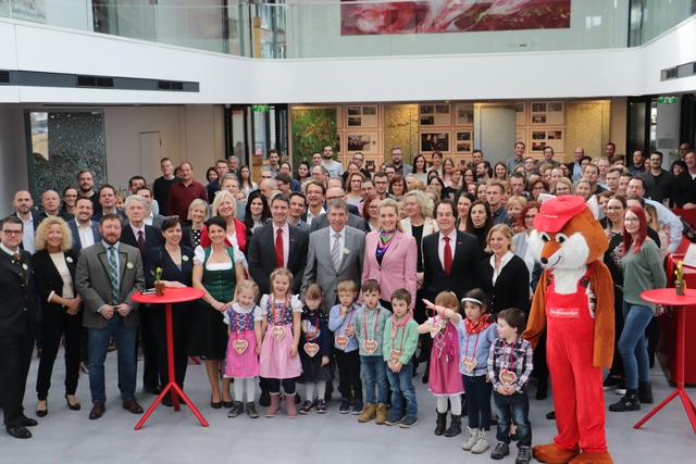 Bgm. Erich Gosch, Gemeinderäte sowie Hans Roth und Ralf Mittermayr hießen mit Saubermacher-Mitarbeitern und Kindergartenkindern BM Christine Aschbacher willkommen. | Foto: Edith Ertl