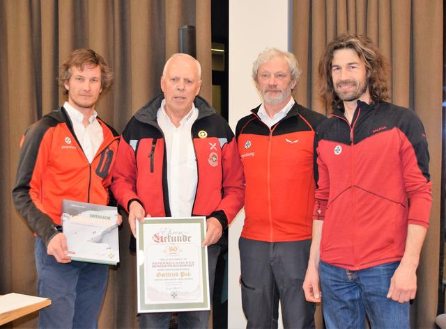 Ehrung für 50 Jahre Treue zur Bergrettung St. Johann: Ortsstellenleiter Christoph Bombek, Gottfried Pali, Landesleiter Hermann Spiegl, Bezirksleiter Peter Haidacher (v. li.). | Foto: Roswitha Wörgötter