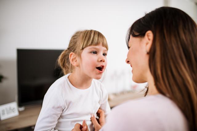 Erwachsene sollten Kindern altersgerecht erklären, wie man sich mit dem Virus anstecken und wie man sich am besten davor schützen kann.