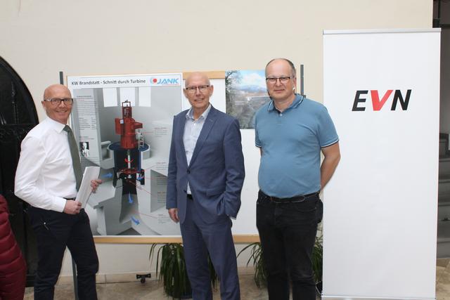 Stadtamtsdirektor Gerhard Nenning mit Geschäftsführer Friedrich Zemanek und Projektleiter Martin Scharsching von EVN Naturkraft.