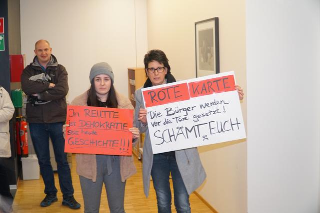 Ein stiller Protest vor dem Sitzungssaal, nachdem die Zuhörer die Sitzung verlassen müssen.