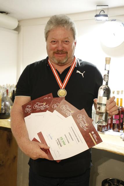 Erwin Schwendinger mit seiner Silbermedaille und den Urkunden von der Ab Hof Spezielmesse Wieselburg.