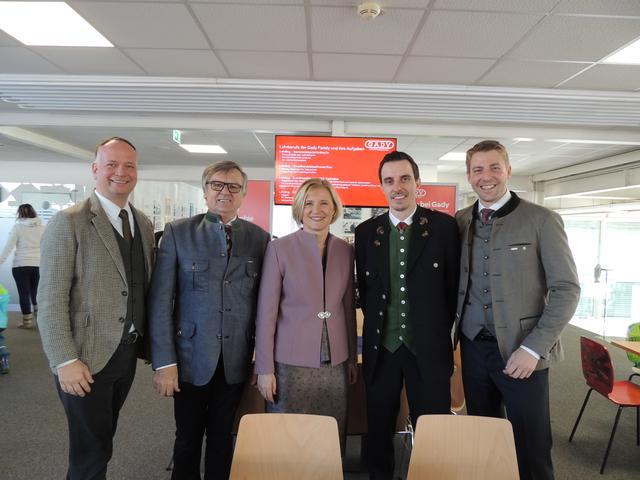 Philipp Gady (re) und Eugen Roth (li) am Bild mit WKO Spartenobmann Gerhard Wohlmuth, Pflegedirektorin des LKH-Univ. Klinikum Graz Christa Tax sowie Jakob Santner von der Anton Paar GmbH. | Foto: Gady