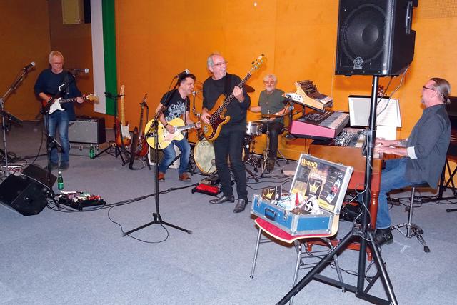 "thanX" rockte die Raiffeisen Kultur und Sporthalle St. Johann in der Haide.