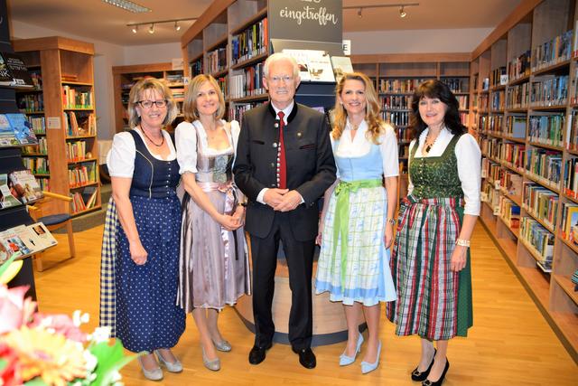 Das Büchereiteam freut sich auf große und kleine Leseratten: Gertraud Diechtler, Eva Knapp-Rier, Hermann Schreder, Sandra Achleitner, Maria Hauser (v. li.). | Foto: Roswitha Wörgötter