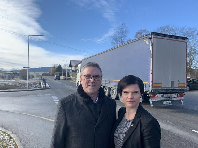 Erich Rippl, Landtagsabgeordneter und Lengaus Bürgermeister und Straßwalchens Bürgermeisterin Tanja Kreer freuen sich über die gemeinsame Lösung von Salzburg und Oberösterreich.