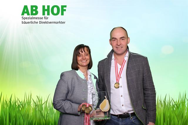 Maria und Robert Brandner von der Mostschänke Sacher in Kronstorf durften sich über eine „Goldene Birne“ freuen.