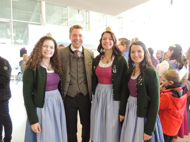 Die steirischen Weinhoheiten mit Philipp Gady, der als Sponsor dafür sorgt, dass unsere Hoheiten auf den Straßen sicher unterwegs sind.  | Foto: Gady