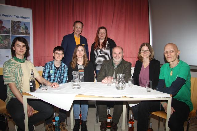 Vincent Singer, Harald Eberl (beide Friday for Future Triestingtal), Biologin Marie Lambropoulos, Landtagsabgeordneter Josef Balber, Leader-Managerin Anette Schawerda, Meeresbiologe Manuel Marinelli, Moderator Biologe Peter Iwaniewicz, Organisatorin Theodora Höger (Dodos Denkwerkstatt).