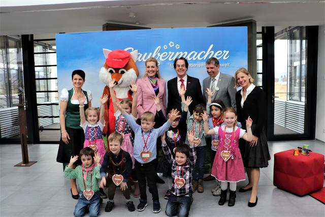 BM Christine Aschbacher mit Hans Roth, Bgm. Erich Gosch, Kindergartenpädagoginnen Irene Pellischek und Romana Janecek sowie Kinder vom Gemeindekindergarten. | Foto: Edith Ertl