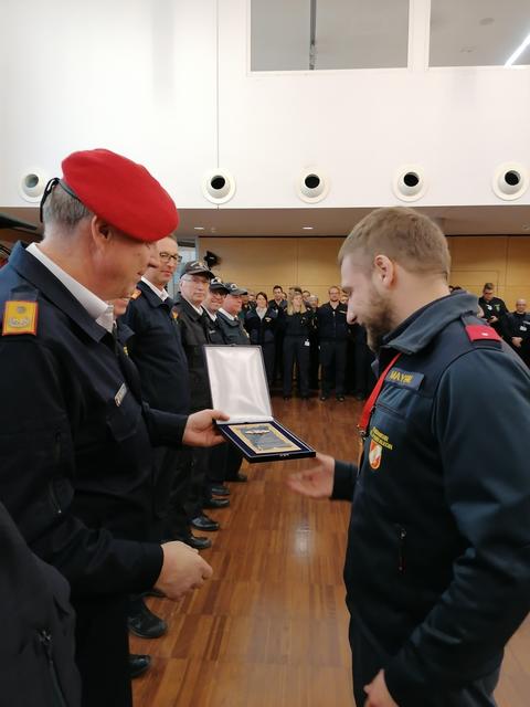 Vizepräsident des Österreichischen Bundesfeuerwehrverbandes, Landesbranddirektorstellvertreter Armin Blutsch überreicht die Medaille an Tagesieger Mayr Martin von der FF St. Pantaleon.
