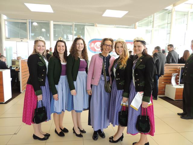 Hoheitlich: Ingrid Gady mit den steirischen Weinhoheiten sowie den Narzissenhoheiten aus Bad Aussee. | Foto: Gady