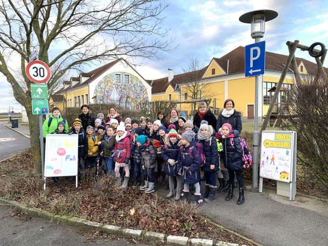 Die Schüler selbst haben eine "Eltern-Haltestelle" eingerichtet.