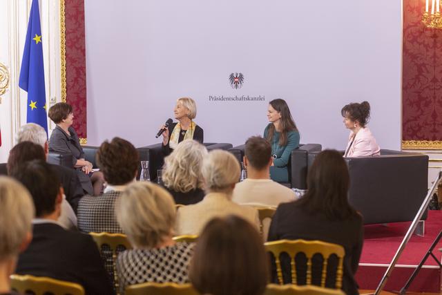Bürgermeisterin Sonja Ottenbacher (mit Mikrofon) bei einer Diskussionsrunde mit Doris Schmidauer (li.) (Ehefrau des amtierenden österreichischen Bundespräsidenten Alexander Van der Bellen).