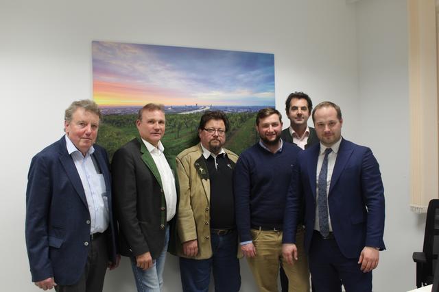 Beim Heurigen-Gipfel: Martin Kierlinger, Peter Wolff, Manfred Taschner, Thomas Huber, Matthias Kierlinger und Daniel Resch (v.l.).