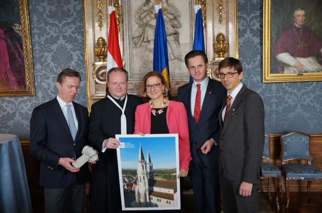 Bundesdenkmalamts-Präsident Christoph Bazil, Kämmerer-Stellvertreter Anton Höslinger, LH Johanna Mikl-Leitner, Bgm. Stefan Schmuckenschlager, Stifts-Direktor Andreas Gahleitner | Foto: Birgit Schmatz