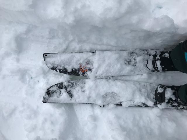 Ein Splitboard, ist ein teilbares Snowboard mit dem Skitouren unternommen werden können.