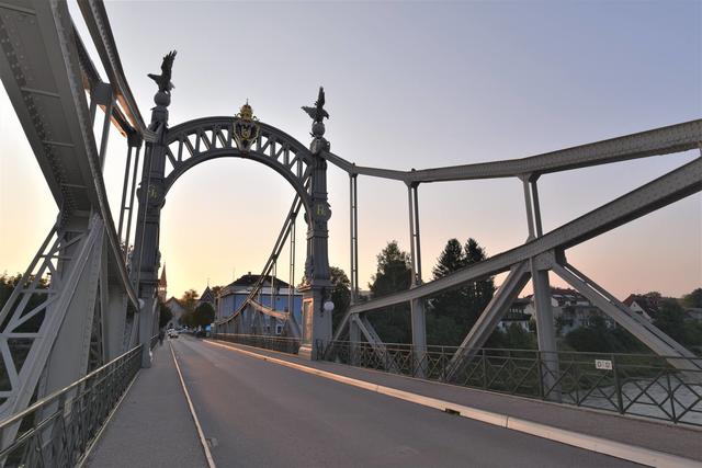 Aufgrund der Lkw-Transit-Sperre der B156 wird in Laufen von den betroffenen Bürgermeistern die Länderbrücke am 16. März gesperrt.  | Foto: sm