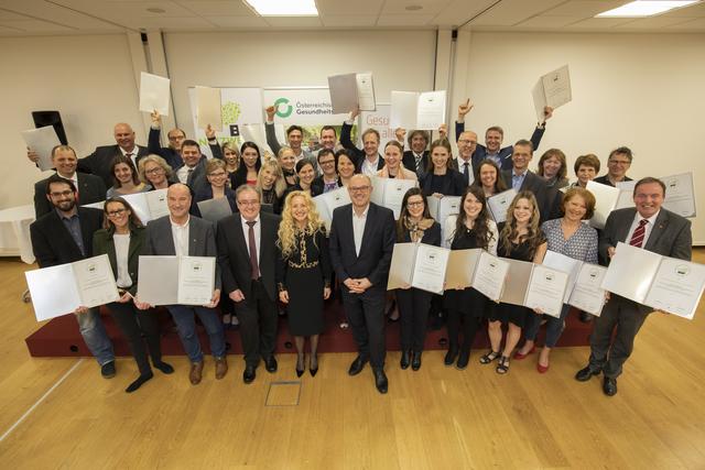 Vertreter der ÖGK und von Fonds Gesundes Österreich mit den ausgezeichneten Unternehmen.