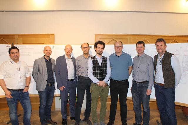 Jochen Förster-Kugler (EVN), Adalbert Haydn (Zivilingenieurbüro Lang), Friedrich Zemanek (Geschäftsführer EVN Naturkraft), Gerhard Hengstberger (Stadtgemeinde Scheibbs), Joseph Hofmarcher (Hofmarcher Architektur und Gestaltung), Martin Scharsching (Projektleiter EVN Naturkraft), Dietmar Nestelberger (Stadtgemeinde Scheibbs), und Stadtrat Werner Ratay (Stadtgemeinde Scheibbs).