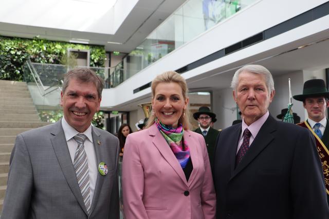 BM Christine Aschbacher mit Bgm. Erich Gosch und Vzbgm. Herbert Stockner | Foto: Edith Ertl