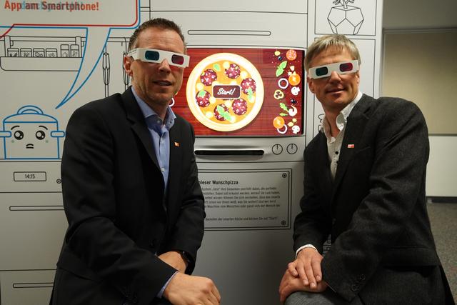 Peter Eder (Präsident AK-Salzburg) und Manfred Fellerer (Leiter AK-Zell am See) beim Pizzabestellen.