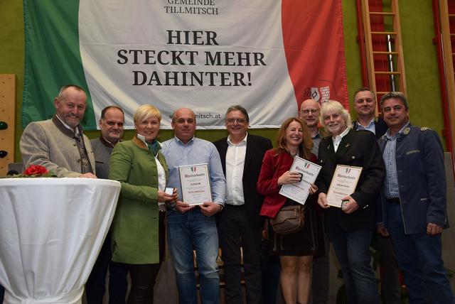 Bürgermeister Erich Macher und seine Gemeindefunktionäre freuen sich mit den Geehrten.