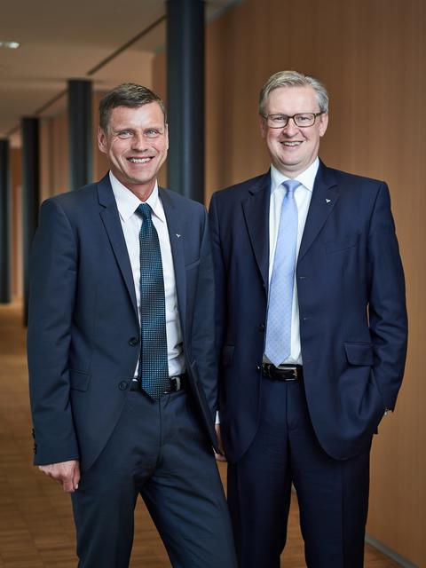 Die Volksbank OÖ-Vorstände Richard Ecker und Andreas Pirkelbauer (v.l.). | Foto: Stefan Beiganz
