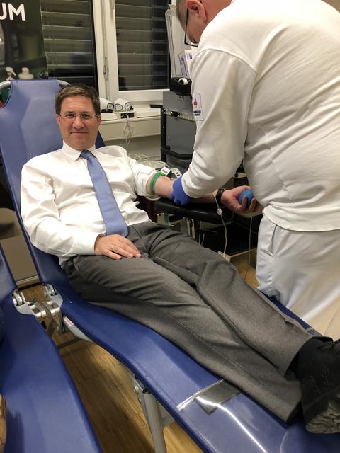 Der Welser Bürgermeister beim Blutspenden.